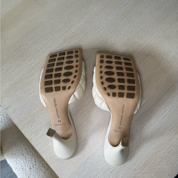 BOTTEGA VENETA 100%AUTHENTIC Embossed rubber slides Color Cream Size 38 - Picture 5 of 9